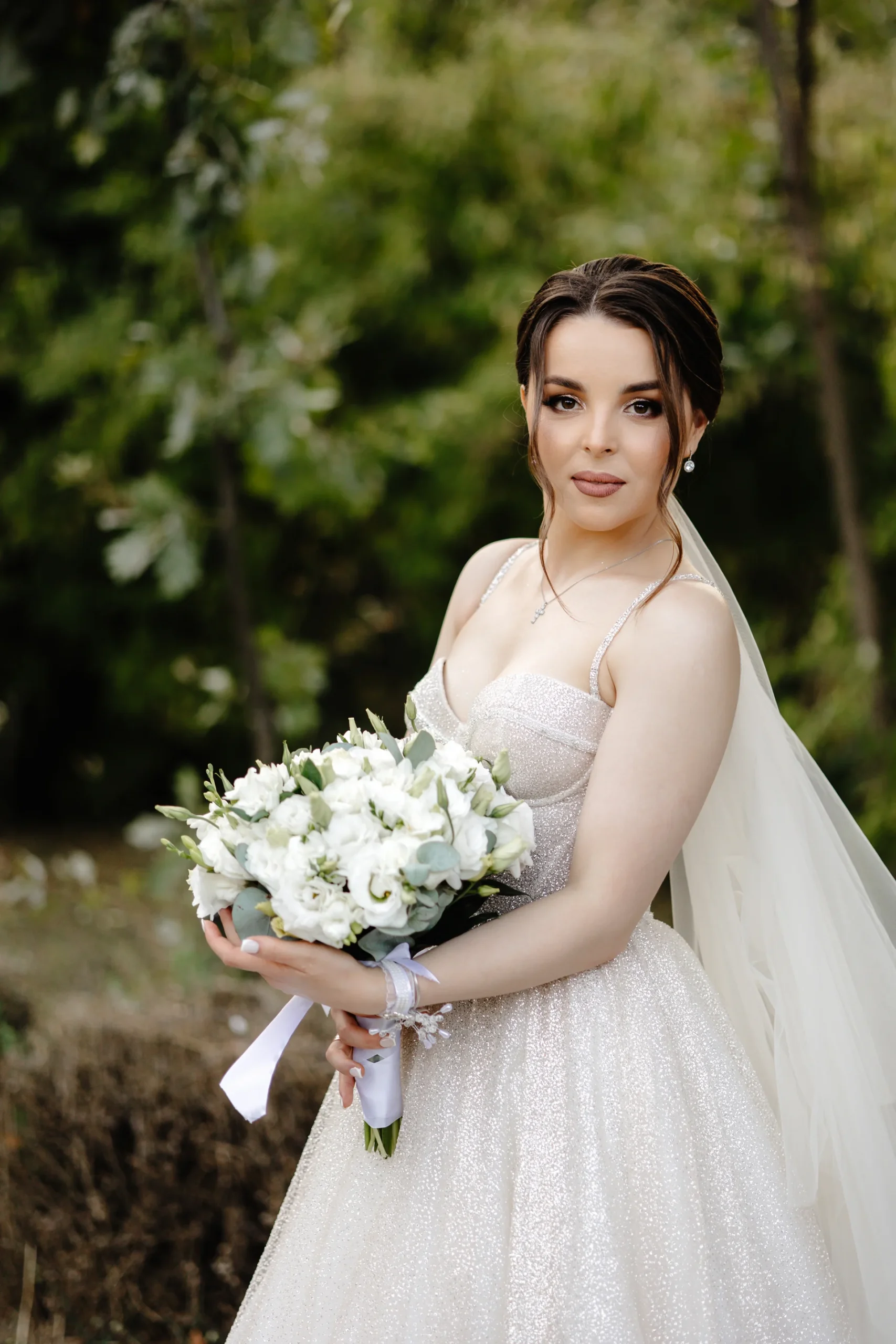 bride-holding-bouquet-white-roses